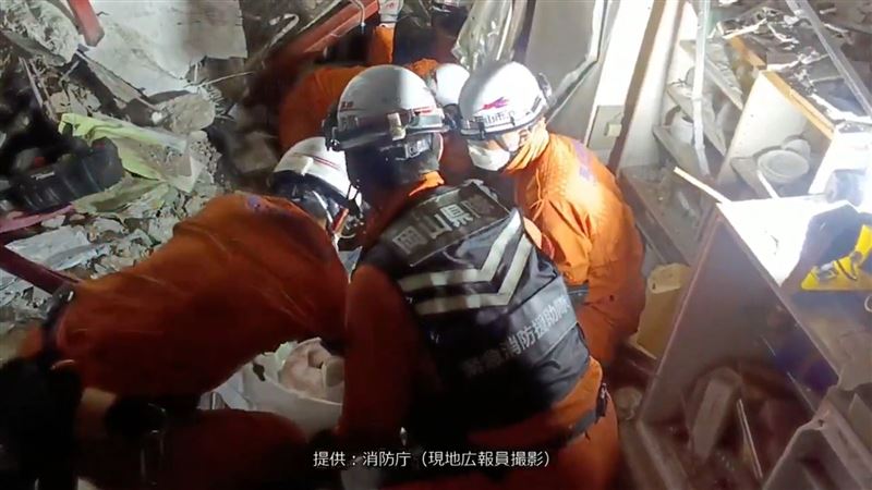 熊本八代造紙廠煙囪倒塌「救出10人8人身亡」,現場救援畫面。(圖/翻攝自X@FDMA_JAPAN)