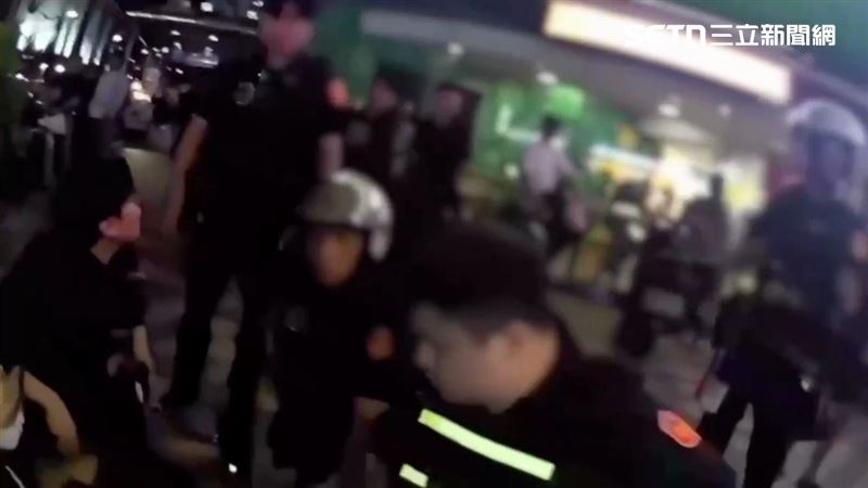 北市劉男推擠警員反遭壓制,口袋還掉出喪屍煙彈。(圖/翻攝畫面)