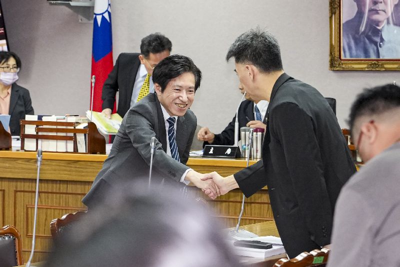 立法院30日繼續進行中央政府總預算案朝野協商，行政院祕書長張惇涵（左）在會議開始前，與國民黨立法院黨團書記長林沛祥（右）握手致意