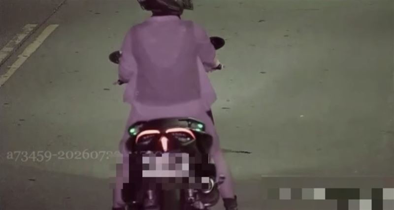 王男穿薄紗女裝騎機車。(圖/翻攝畫面)