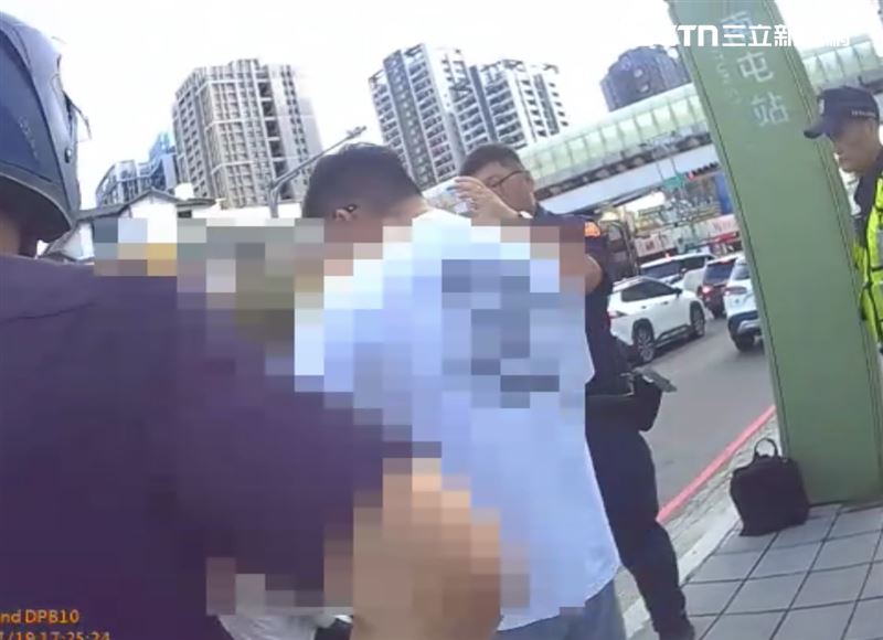 黃男一開始拒測、態度惡劣,夫妻二人當街對員警大小聲,結果快篩安非他命呈陽性反應。(圖/翻攝畫面)