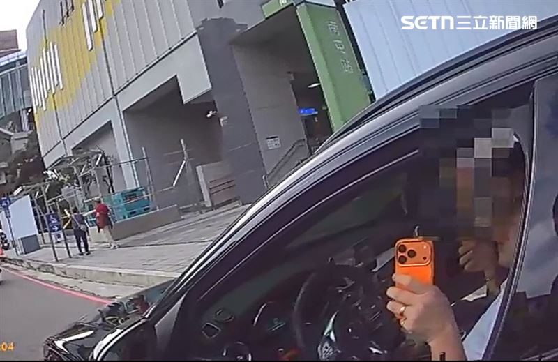 警方巡邏在路上發現一輛逾檢註銷的賓士車,要求駕駛夫妻下車受檢。(圖/翻攝畫面)
