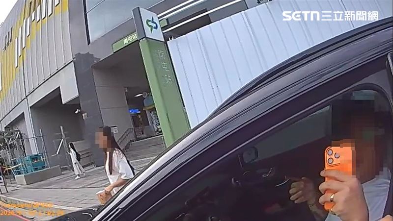 駕駛黃男眼神渙散、手狂抖,員警懷疑可能是毒駕,黃妻見狀下車理論。(圖/翻攝畫面)