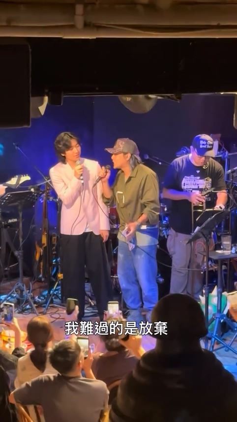 王仁甫與耶耶合唱〈我難過〉。(圖/翻攝自季芹IG)
