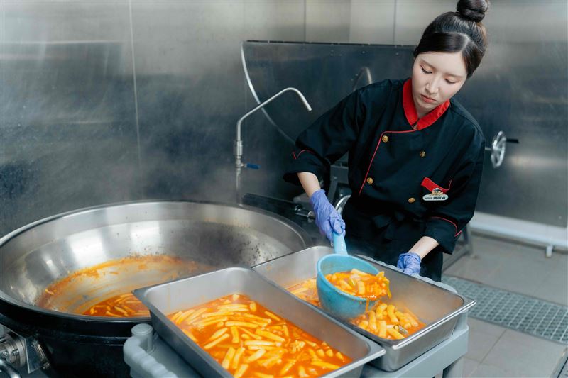 南珉貞幫忙下廚。(圖/好看娛樂提供)