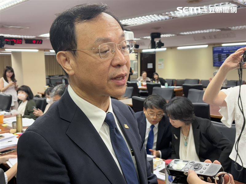 石崇良說,永豐餘案是昨晚發生,目前已經啟動下架措施;另今日食藥署已會同嘉義縣衛生局前往查廠釐清相關情況。(圖/記者簡浩正攝影)
