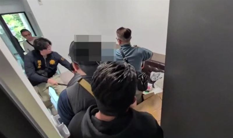 夏姓嫌犯收受包裹準備拆卸時,專案小組趁勢攻堅住處逮人。(圖/翻攝畫面)