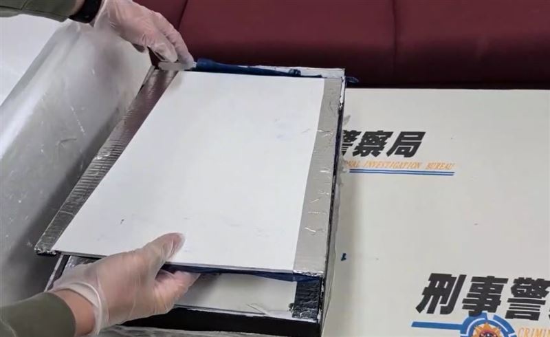模型車底部夾藏的瓦楞紙有玄機,夾層內有大量海洛因粉末。(圖/翻攝畫面)