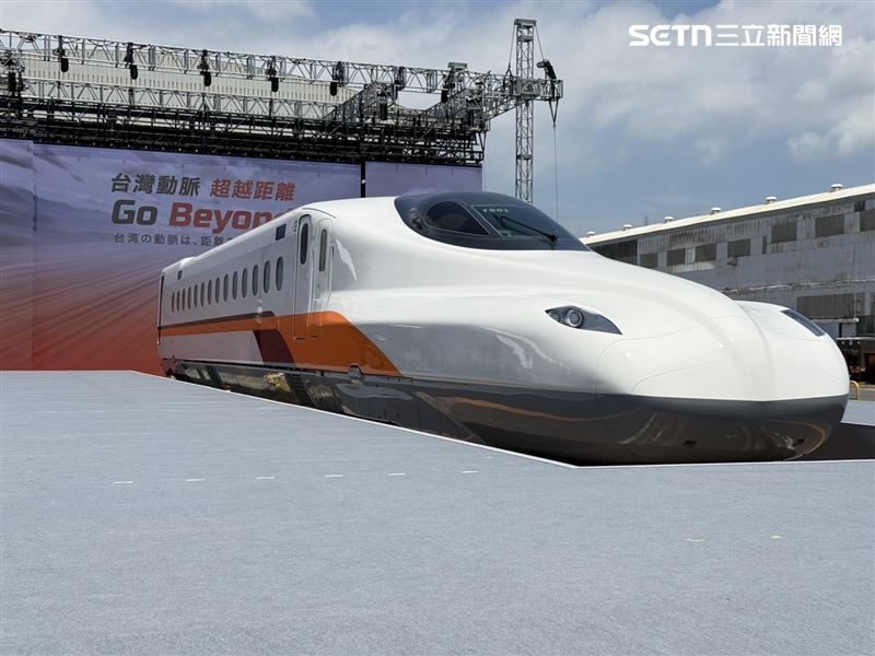 台灣高鐵新世代列車N700ST今(30)日在日本山口縣日立笠戶工廠正式出廠,象徵台灣高鐵相隔22年後,再度迎來全新車型。(圖/記者李育道攝影)