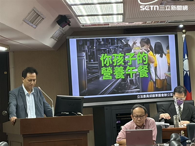 藍委邱鎮軍今日在質詢衛福部長石崇良時播出《油不得你》影片,質疑內容是否不符。(圖/記者簡浩正攝影)