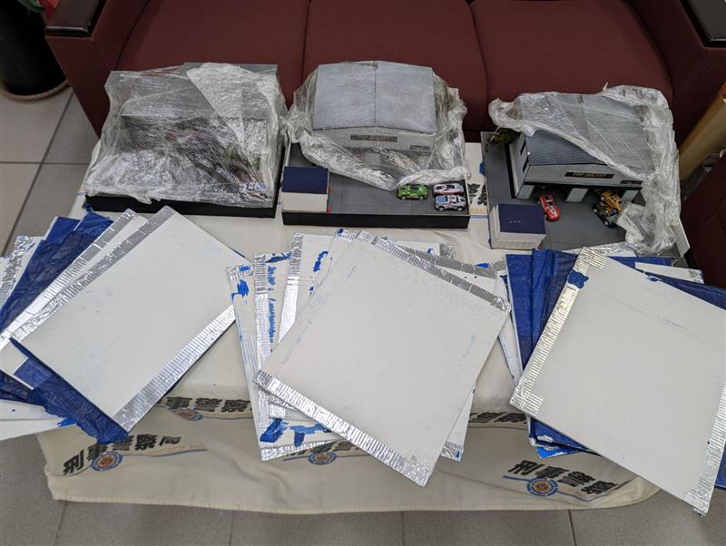 境外運毒嫌犯利用毒郵包走私6公斤海洛因,遭海關檢警攔檢。(圖/翻攝畫面)