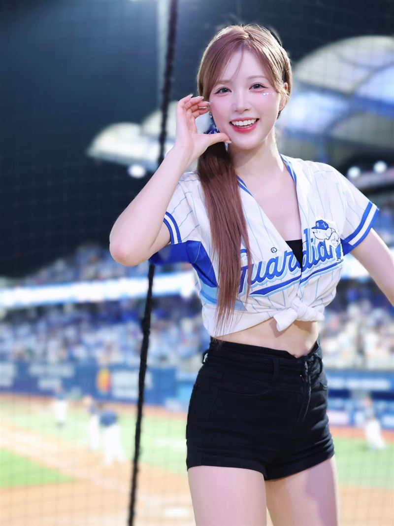 富邦悍將啦啦隊Fubon Angels韓籍成員李晧禎有「釜山女神」之稱。(圖/翻攝自IG @leehozeong)