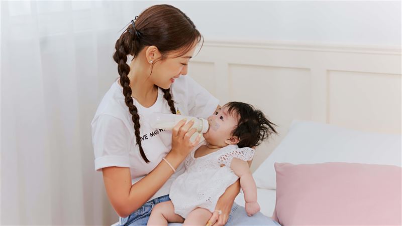 鬼鬼吳映潔做公益,緊抱著唇腭裂新生兒。(圖/羅慧夫顱顏基金會 提供)