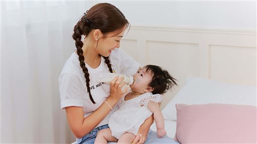 鬼鬼吳映潔低調生產當媽！首公開女兒萌照