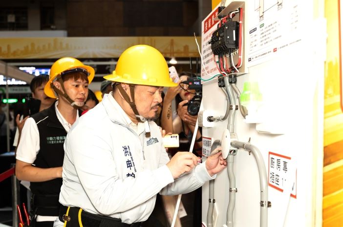 勞動部洪申翰部長,現場體驗職訓課程內容之水電設備與接線。(圖/勞發署北分署提供)