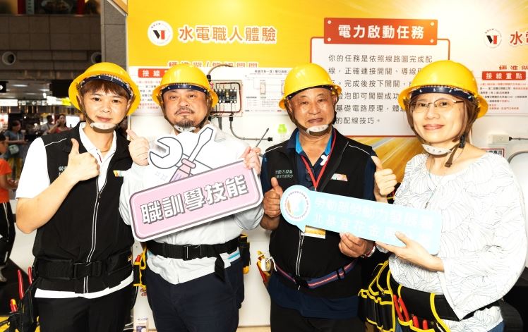 勞動部洪申翰部長(左2)與勞發署署長黃齡玉(右1)為北分署職業訓練課程加油打氣。(圖/勞發署北分署提供)