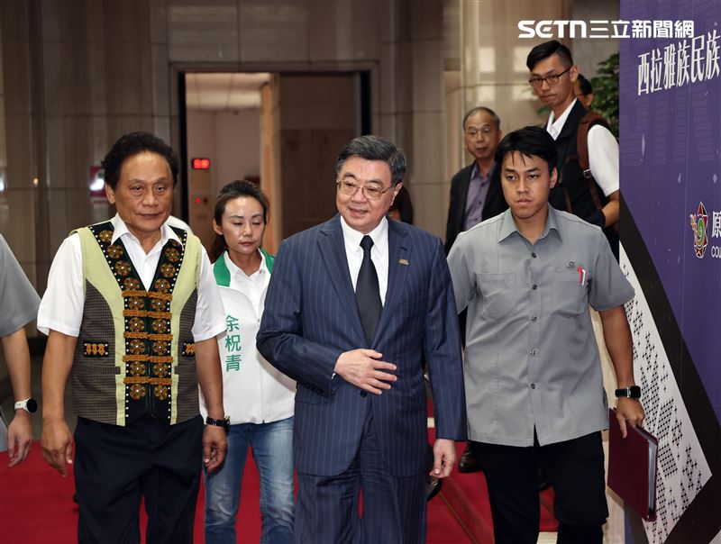 行政院長卓榮泰今(30)日上午出席「西拉雅族民族核定暨正名宣告典禮」前受訪。(圖/記者盧素梅攝影)