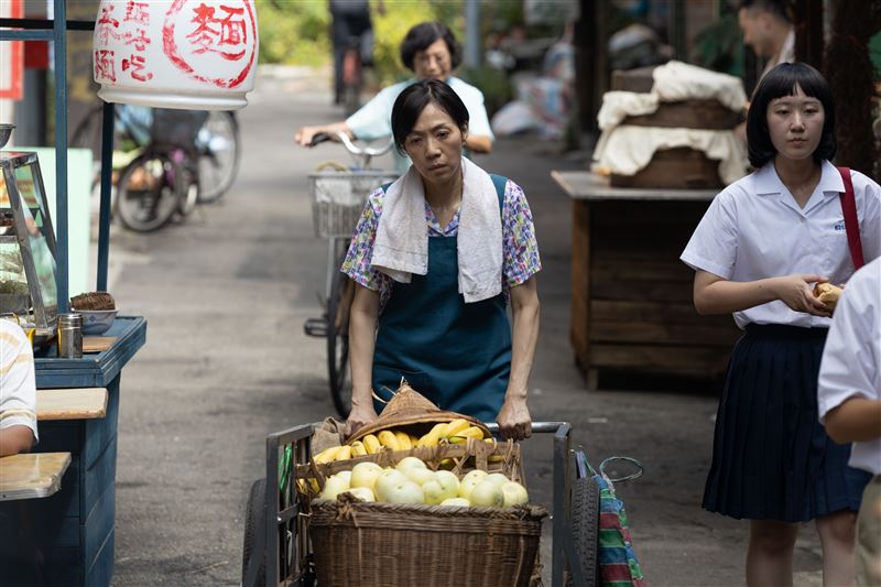 高愛(萬芳 飾)拉著哩阿卡準備去工作。(圖/大愛影視提供)