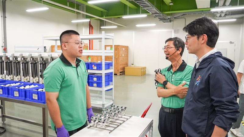 參與113年「大港青年職場實習及接軌計畫」、現仍就讀正修科技大學機械工程系大四的歐姓同學（左），在聯合骨科實習期滿後因表現優異轉任正式員工，並向來訪的青年局長林楷軒（右）分享擔任技術員的工作經驗與職場收穫。（圖／高雄市青年局提供）