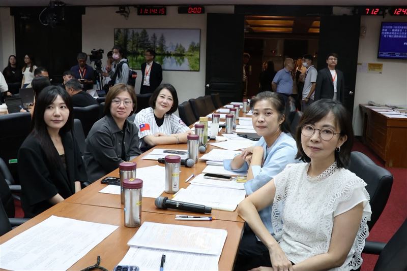 吳思瑤指出,羅廷瑋為了強推《電競基本法》,自顧自講了53分鐘,更不讓綠營立委、運動部長李洋和12個部會官員發言,而羅廷瑋休息後便不見蹤影,國民黨也無人在場。(圖/翻攝自吳思瑤threads)