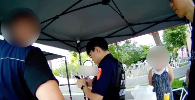 信義分局日前接獲一名老翁路倒，員警、實習生到場協助。（圖／翻攝畫面）
