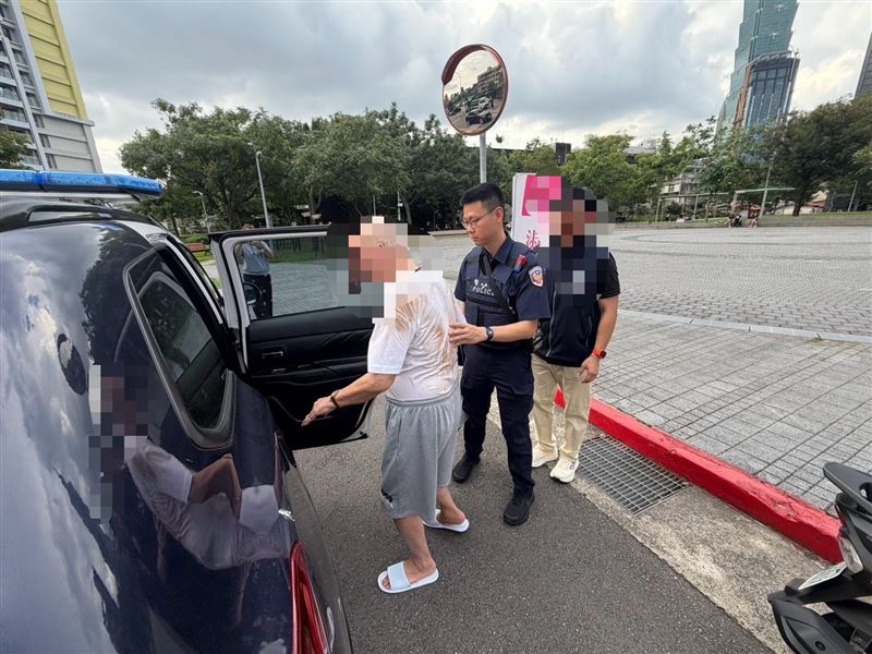 警方於老翁身上搜出信件，通知家屬將其接回。（圖／翻攝畫面）