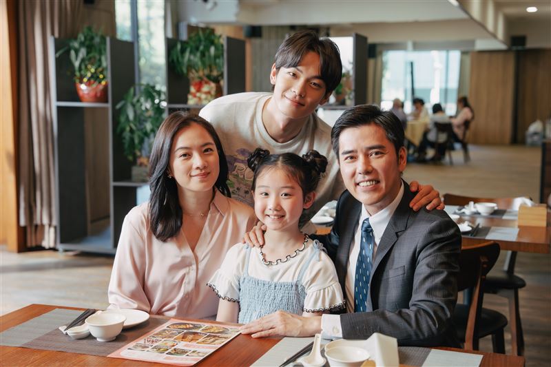 (前排左起)高伊玲、葉子綺與丁力騏在劇中客串「羅冠豪」的家人,後為扮演姚淳耀高中時期的邱勝揚。(圖/瀚草影視提供)