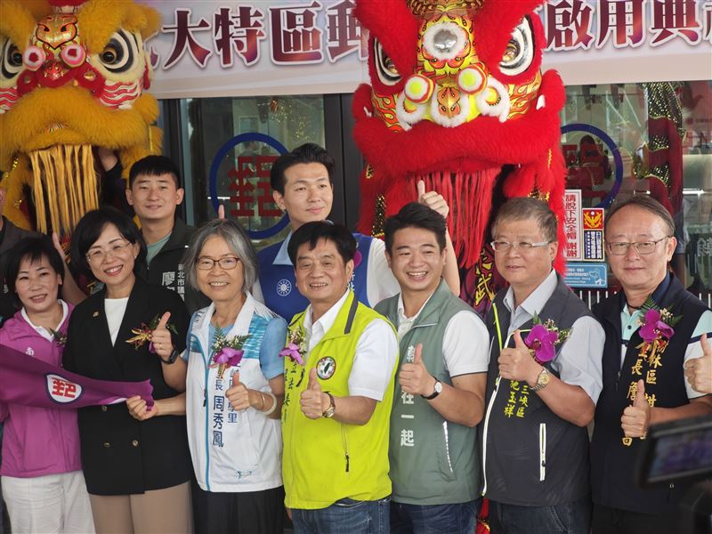 吳昇翰(右三)呼籲符合條件的學子盡速提出申請社宅，把握這項青年安居資源。(圖/吳昇翰提供)