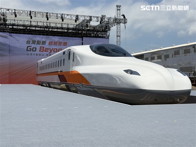 台灣高鐵新世代列車N700ST今（30）日在日本山口縣日立笠戶工廠正式出廠。（圖／記者李育道攝影）