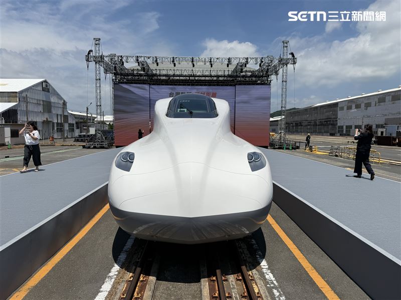 此次迎接高鐵新車,橘色燈光將一口氣點亮18天,時間遠超兩大韓國天團,足見高雄對新世代列車抵台的重視。(圖/記者李育道攝影)