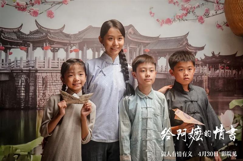 《給阿嬤的情書》票房近百億!3封信哭翻5800萬人,主題曲《月下煮茶》演唱者陳佳跟鄧麗君緣份感動曝光。(圖/翻攝自豆瓣電影)