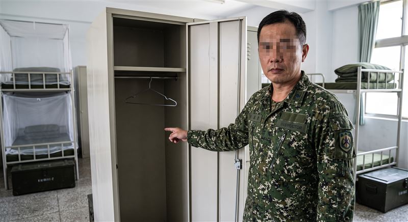 二等兵服役剛滿1個月，趁休假離營逃兵遭通緝，輔導長檢查內務櫃，發現早已清空。（示意圖／AI生成）
