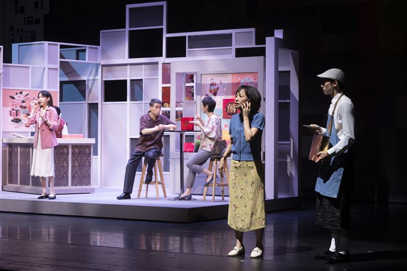 姚坤君（右）飾演程予希（左）的母親，和李天柱飾演的生父經常隔空開戰。（圖／故事工廠提供）