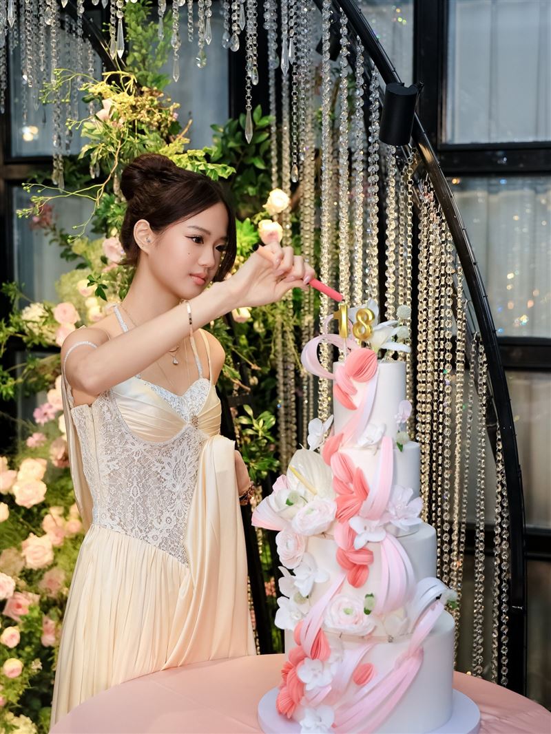 鍾麗緹為二女兒Jaden(張思捷)慶祝18歲生日。(圖/翻攝自IG @christychung919)