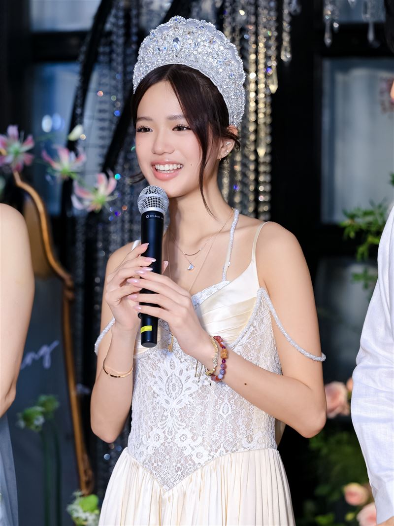鍾麗緹為二女兒Jaden(張思捷)慶祝18歲生日。(圖/翻攝自IG @christychung919)