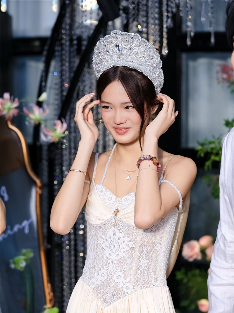 鍾麗緹為二女兒Jaden(張思捷)慶祝18歲生日。(圖/翻攝自IG @christychung919)