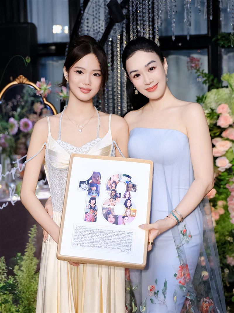 鍾麗緹為二女兒Jaden(張思捷)慶祝18歲生日。(圖/翻攝自IG @christychung919)