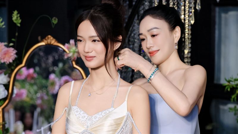鍾麗緹為二女兒Jaden(張思捷)慶祝18歲生日。(圖/翻攝自IG @christychung919)