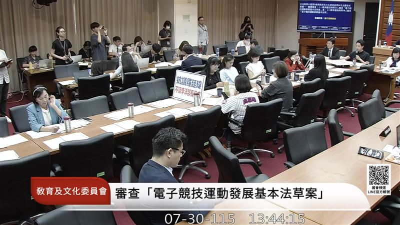 羅廷瑋下午1時34分返回委員會繼續主持會議(圖/翻攝自國會頻道)