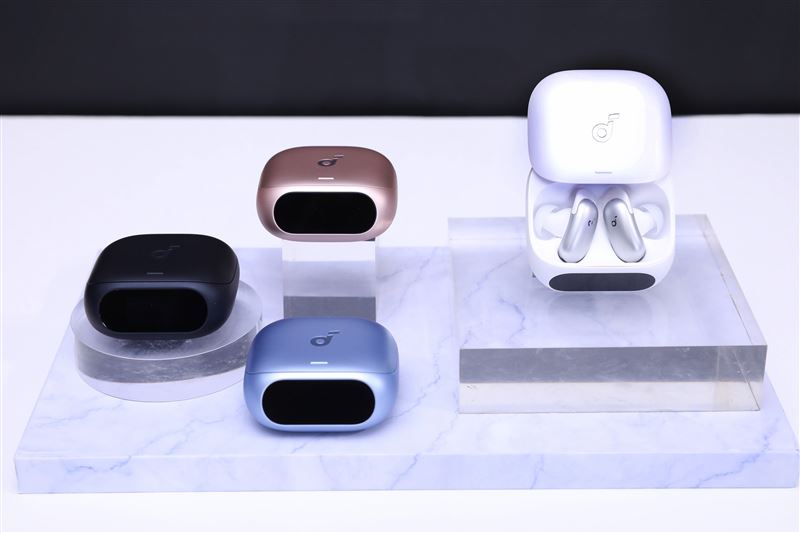 「soundcore Liberty 5 Pro AI降噪真無線藍牙耳機」共有深空黑、星雲白、極光藍、玫瑰金4款配色,售價5,990元。(圖/品牌業者提供)