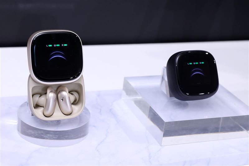 「soundcore Liberty 5 Pro Max AI降噪真無線藍牙耳機」提供深空黑、鈦金屬2款配色,售價7,490元。(圖/品牌業者提供)