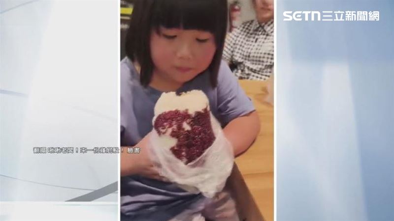 台南有女童捧著重達8百公克的巨無霸飯糰啃食,家長形容說拿著飯糰跟舉重一樣。(圖/翻攝自啾啾老闆!來一份雞屁股!臉書)