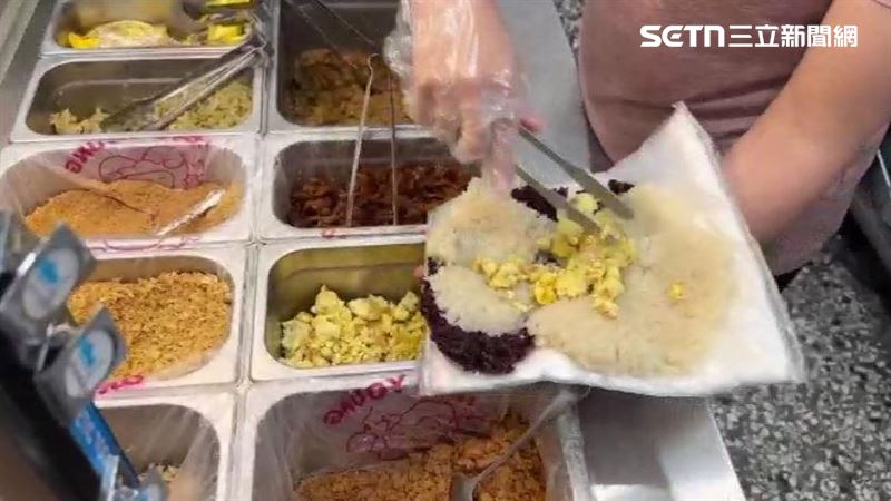 巨無霸飯糰包進了兩倍的炒蛋、肉鬆、菜脯等,食材豐富