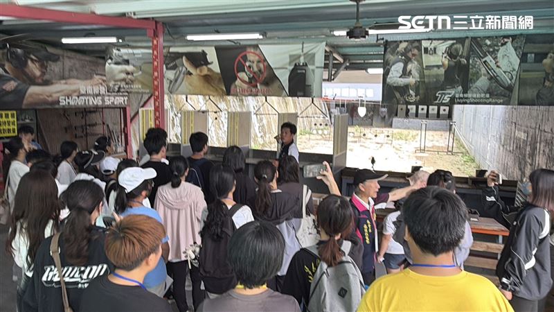 台南柳營靶場辦射擊營　80名青少年學自律