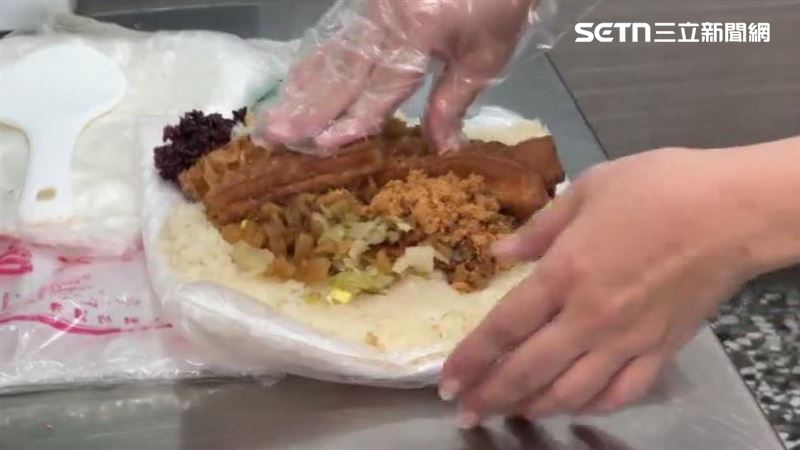 8百公克巨飯糰!萌娃捧著啃、戲稱是枕頭