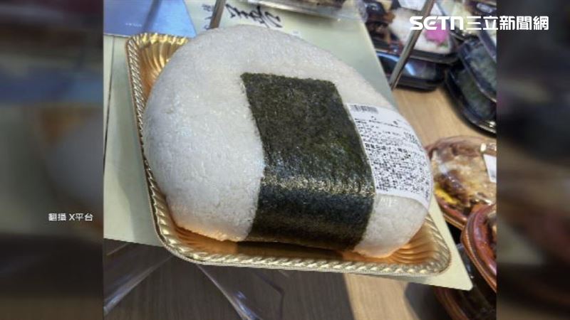 日本有超商推出3公斤的巨無霸炸雞飯糰。(圖/翻攝自X平台)
