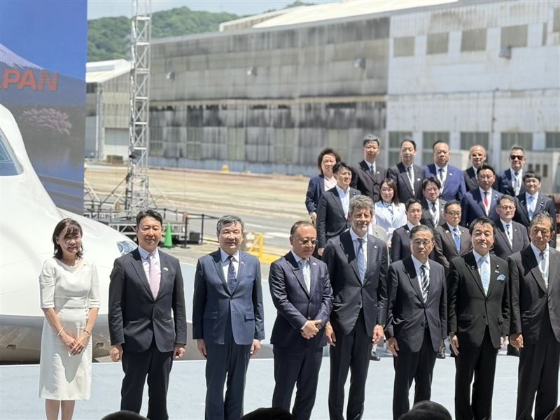 高鐵新車出廠典禮,金子恭之臨時留守日本指揮救災,最終改由國土交通副大臣佐佐木紀(前排右2)代表出席,並罕見與我國交通部長陳世凱(前排左2)同台。(圖/記者李育道攝影)