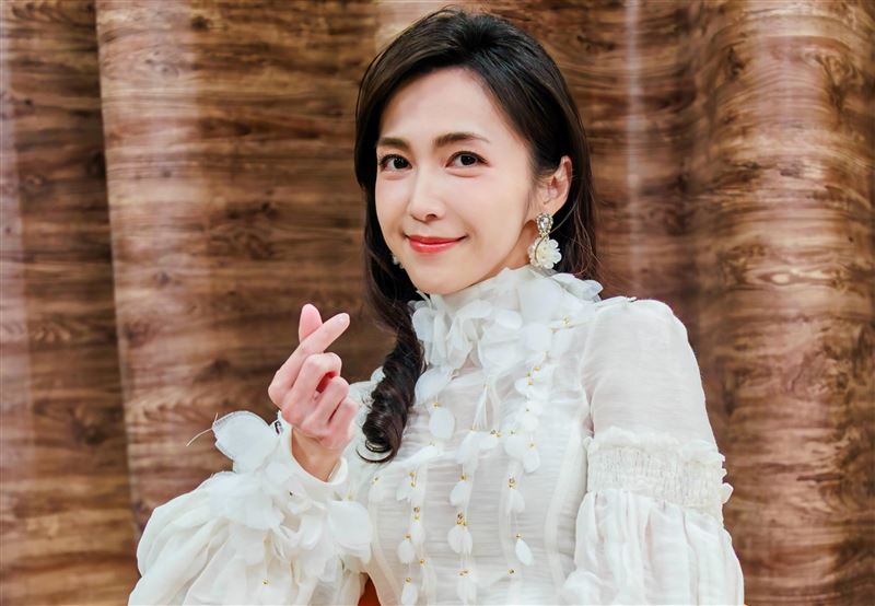 李緻飾演富婆,被爆料拍戲經常放空。(圖/中視提供)