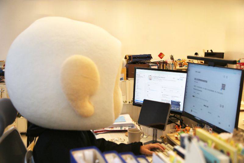 故宮博物院南部院區在網路社群Threads,因小編一句回覆「幹嘛」,引發「召喚小編」熱潮,院方只透露「小編」是學有專精的助理研究員。圖為工作中的小編。(故宮南院提供)