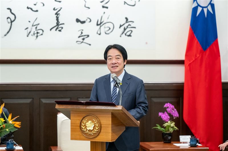 總統賴清德特別感謝薛瑞福一來到台灣即接受媒體採訪,說明台灣必須建置屬於自己的無人機體系(圖/總統府提供)